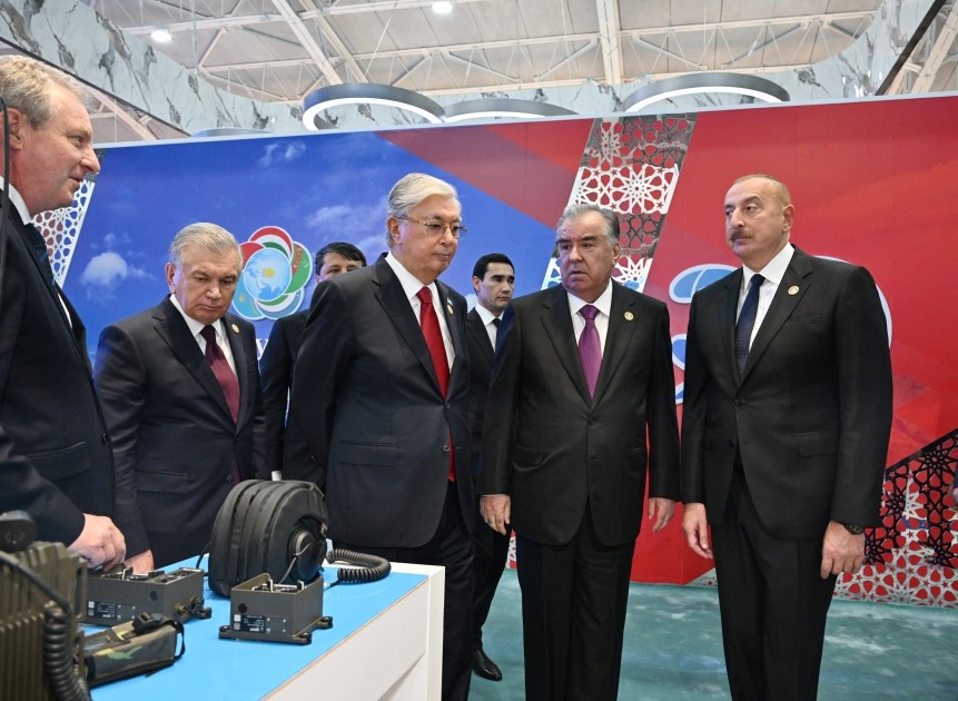 Prezident Düşənbədə sərgi ilə tanış oldu - YENİLƏNİB (FOTOLAR)