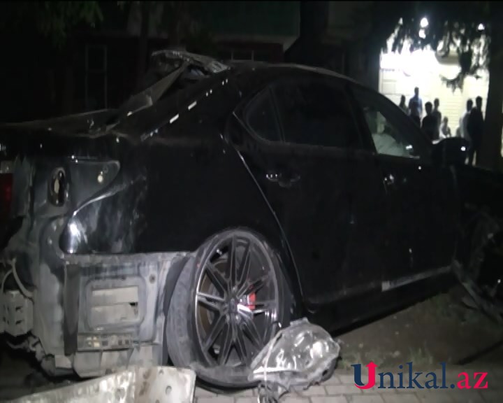 “Lexus” işıq dirəyinə çırpıldı -  Ana öldü, ata və iki uşaq yaralandı