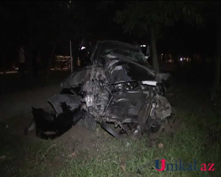 “Lexus” işıq dirəyinə çırpıldı -  Ana öldü, ata və iki uşaq yaralandı