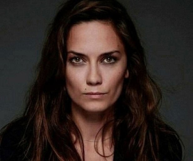 Tanınmış aktrisa atasının silahı ilə intihar etdi