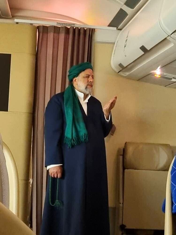 İran prezidenti təyyarədə namaz qıldı - FOTO