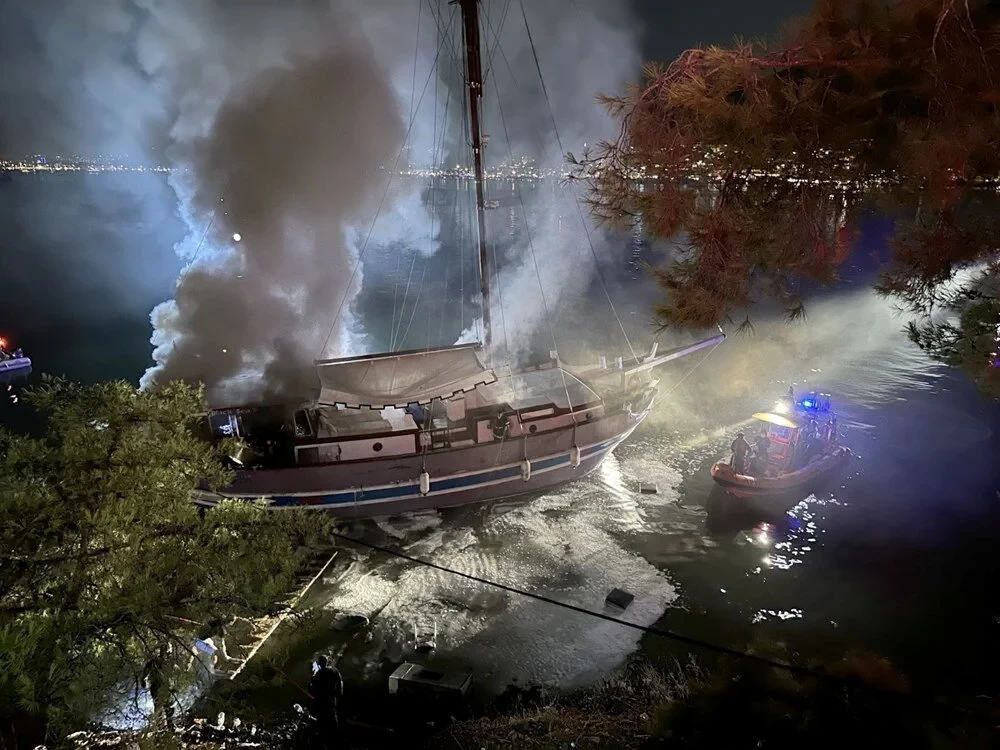 Türkiyədə gəmi yandı - FOTO