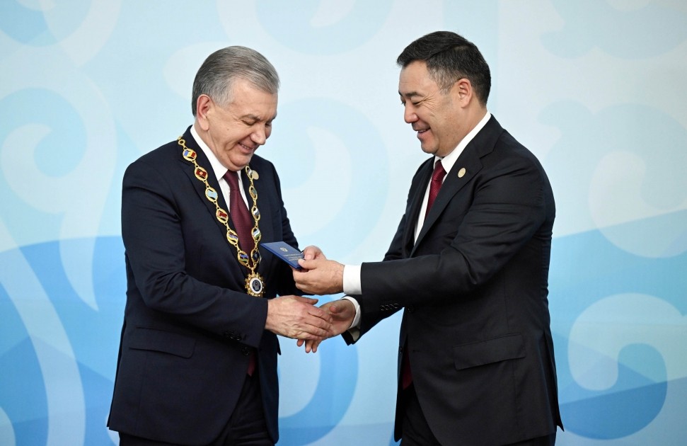 İlham Əliyev Şavkat Mirziyoyevin təltifolunma mərasimində - FOTO