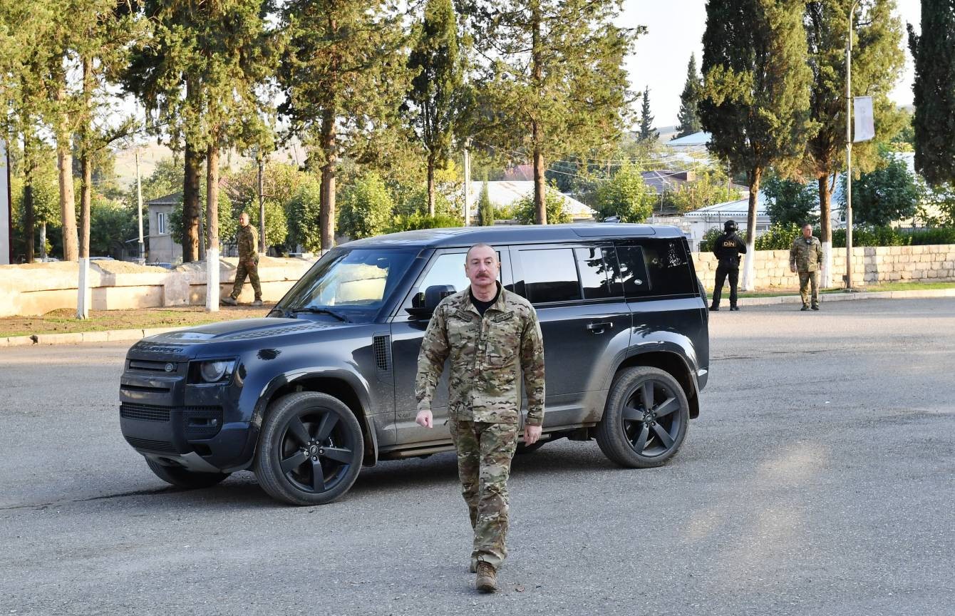 İlham Əliyev Xocavənddə Dövlət Bayrağımızı ucaltdı - YENİLƏNİB (FOTOLAR)