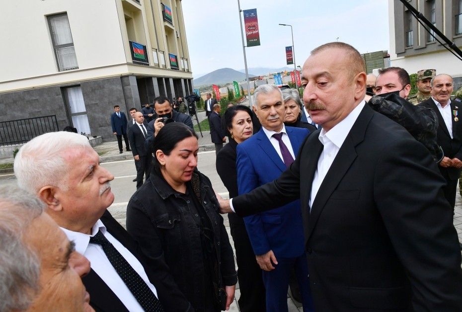 Prezident Füzuliyə köçən sakinlərlə görüşdü - FOTOLAR (YENİLƏNİB)