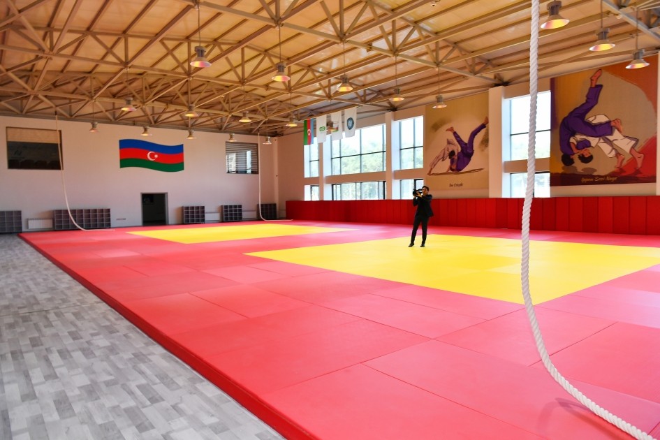 Prezident Sumqayıt şəhər stadionunda yaradılan şəraitlə tanış oldu - FOTOLAR