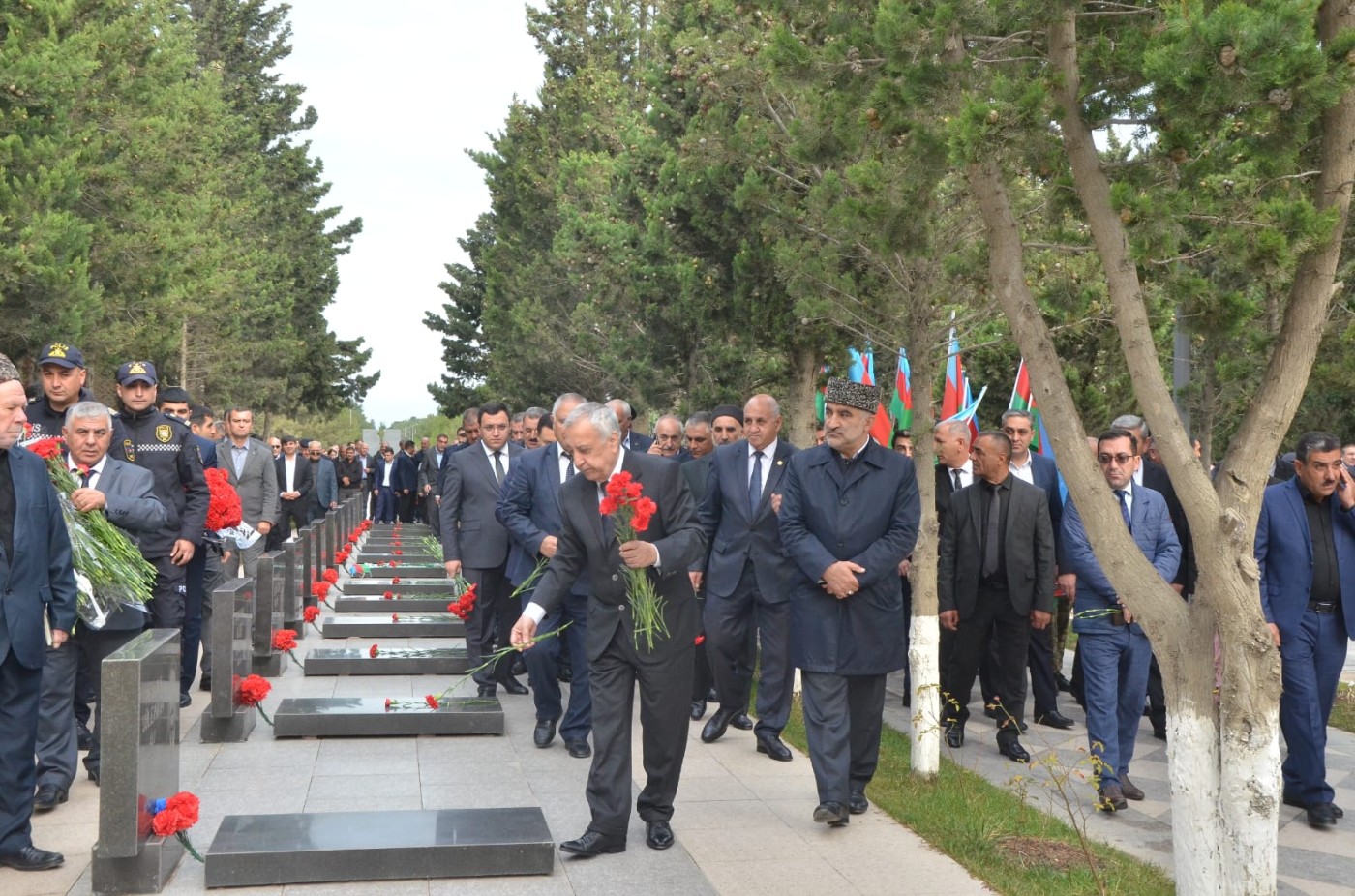 Qubadlının icra başçısı şəhidin məzarını ziyarət etdi - FOTOLAR