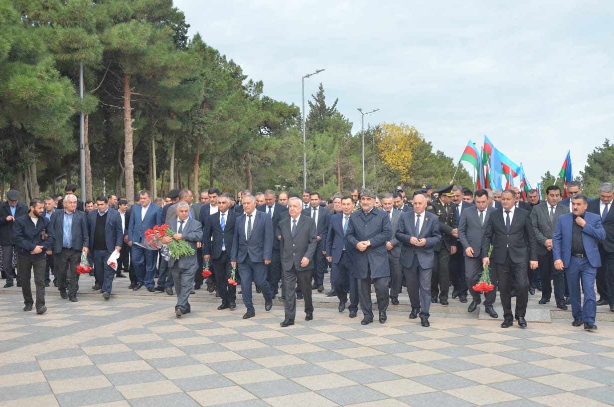 Qubadlının icra başçısı şəhidin məzarını ziyarət etdi - FOTOLAR