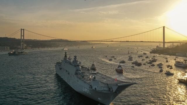 Ərdoğan İstanbul boğazındakı möhtəşəm paradı izlədi - VİDEO