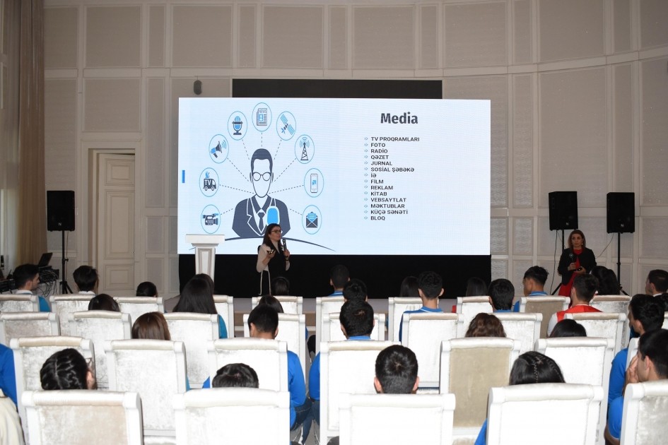 Əhməd İsmayılov Gəncədə jurnalistlərlə görüş keçirdi - FOTOLAR