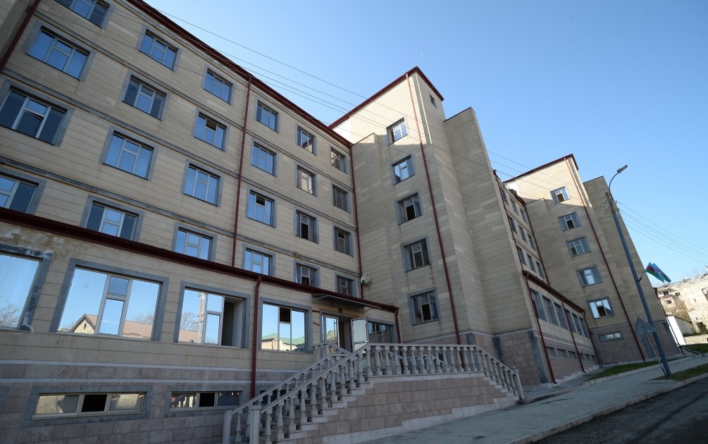 İlham Əliyev və xanımı Şuşada peşə məktəbinin və kollecin binasına baxış keçiriblər - FOTOLAR  (YENİLƏNİB)