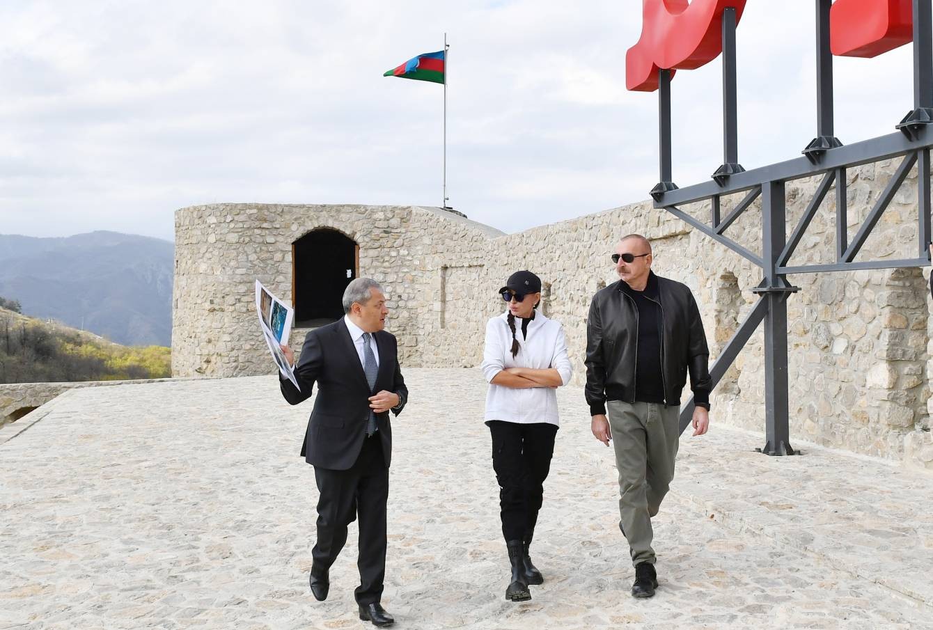 İlham Əliyev Şuşada Qala divarına və ətraf əraziyə baxış keçirib (FOTOLAR)