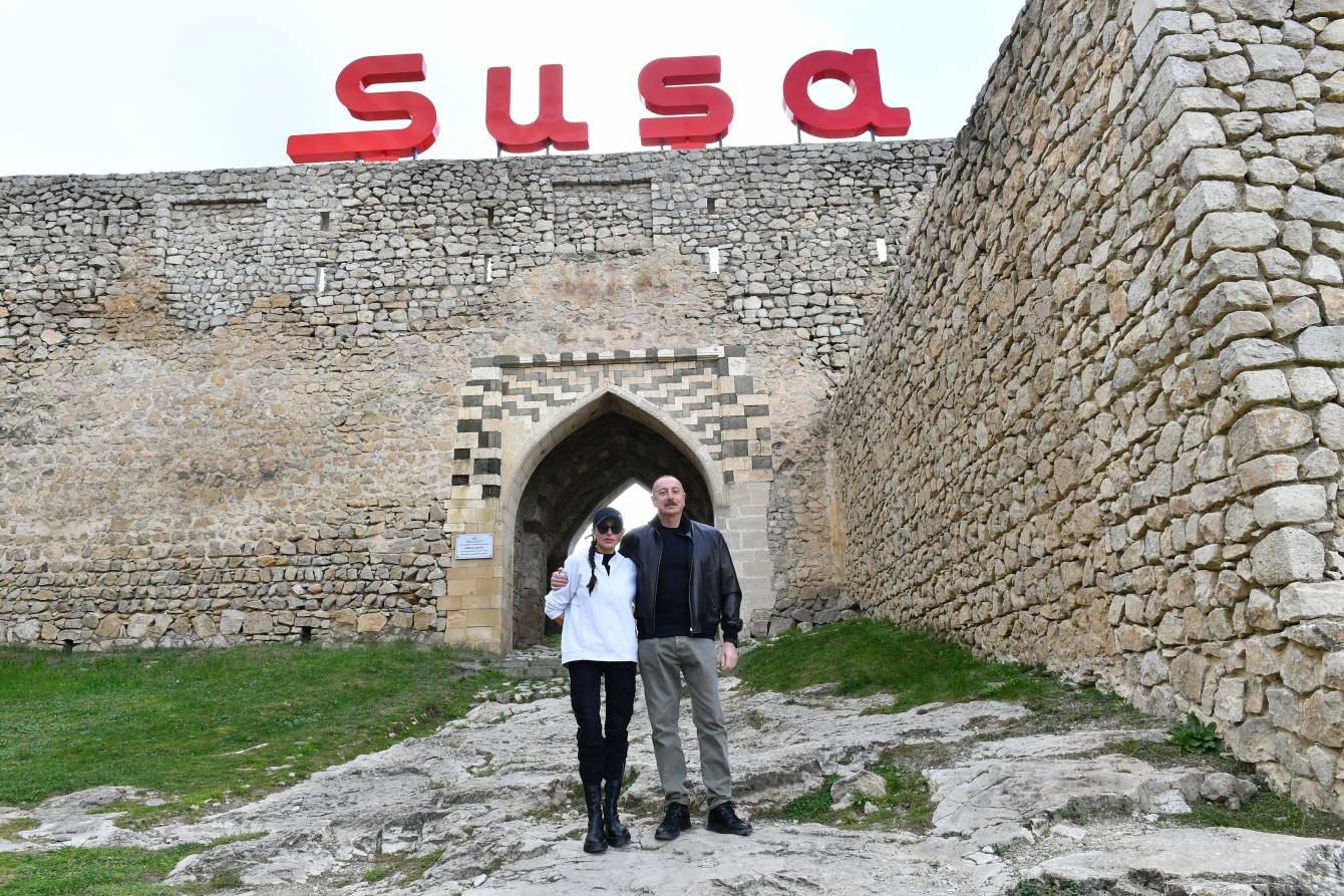 İlham Əliyev Şuşada Qala divarına və ətraf əraziyə baxış keçirib (FOTOLAR)