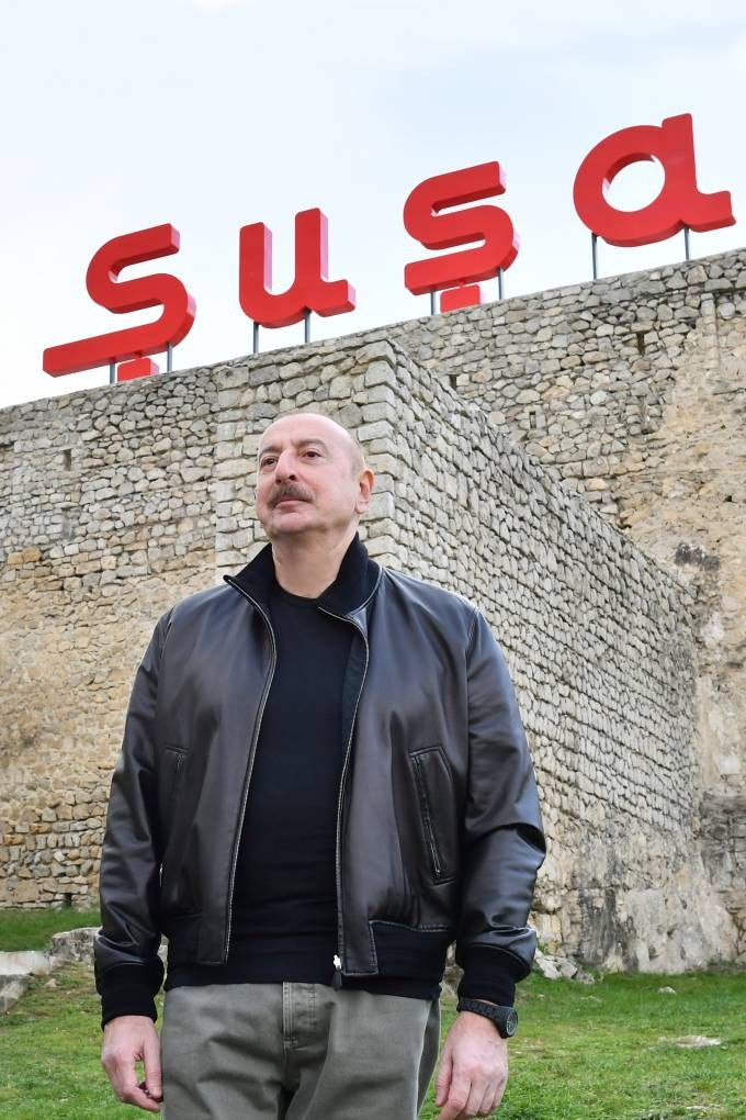 İlham Əliyev Şuşada Qala divarına və ətraf əraziyə baxış keçirib (FOTOLAR)