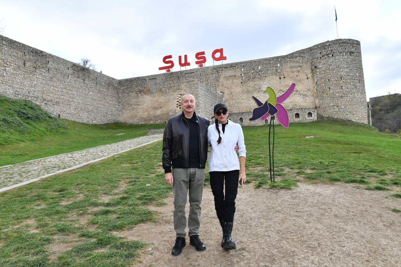İlham Əliyev Şuşada Qala divarına və ətraf əraziyə baxış keçirib (FOTOLAR)