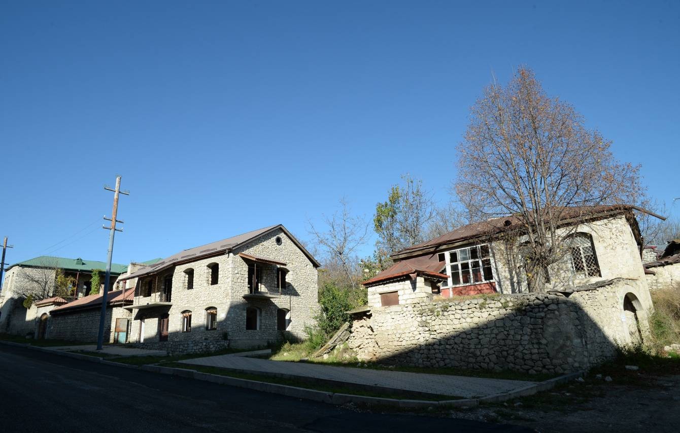 Prezidentlə xanımı Pənahəli xan küçəsindəki layihələrlə tanış oldu (FOTOLAR)