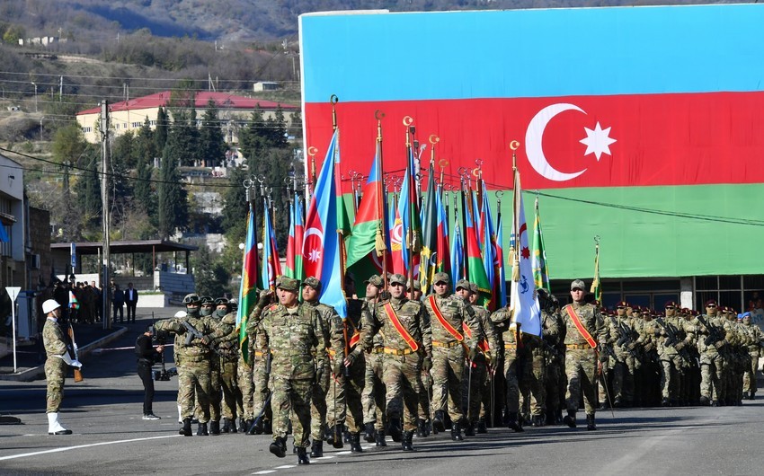 Prezident və birinci xanım Xankəndi şəhərində keçirilən hərbi paradda iştirak ediblər - YENİLƏNİB (FOTOLAR)