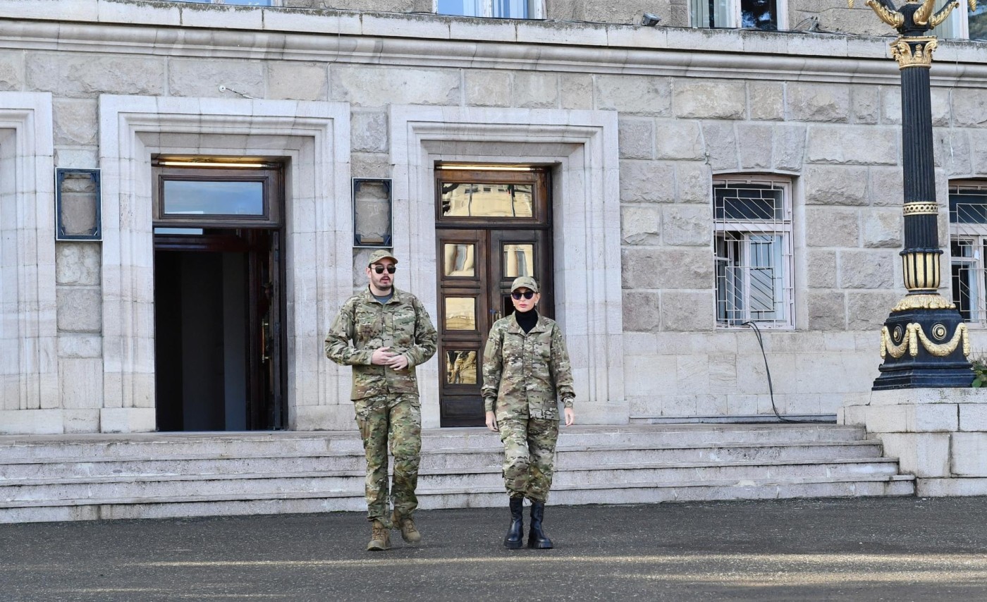Prezident və birinci xanım Xankəndi şəhərində keçirilən hərbi paradda iştirak ediblər - YENİLƏNİB (FOTOLAR)