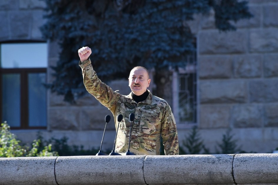 Prezident və birinci xanım Xankəndi şəhərində keçirilən hərbi paradda iştirak ediblər - YENİLƏNİB (FOTOLAR)