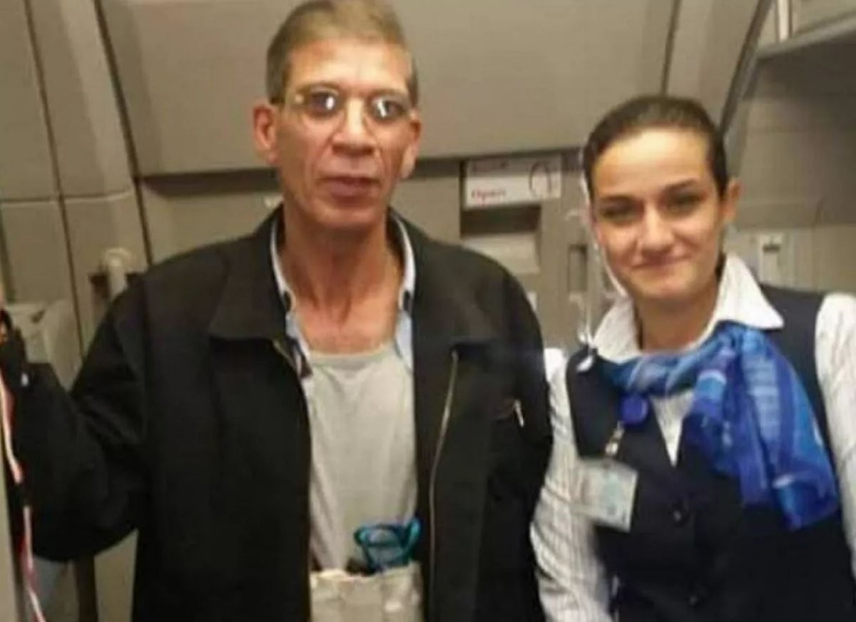 Təyyarəni qaçıran terrorçu ilə xatirə fotosu çəkdirdi 