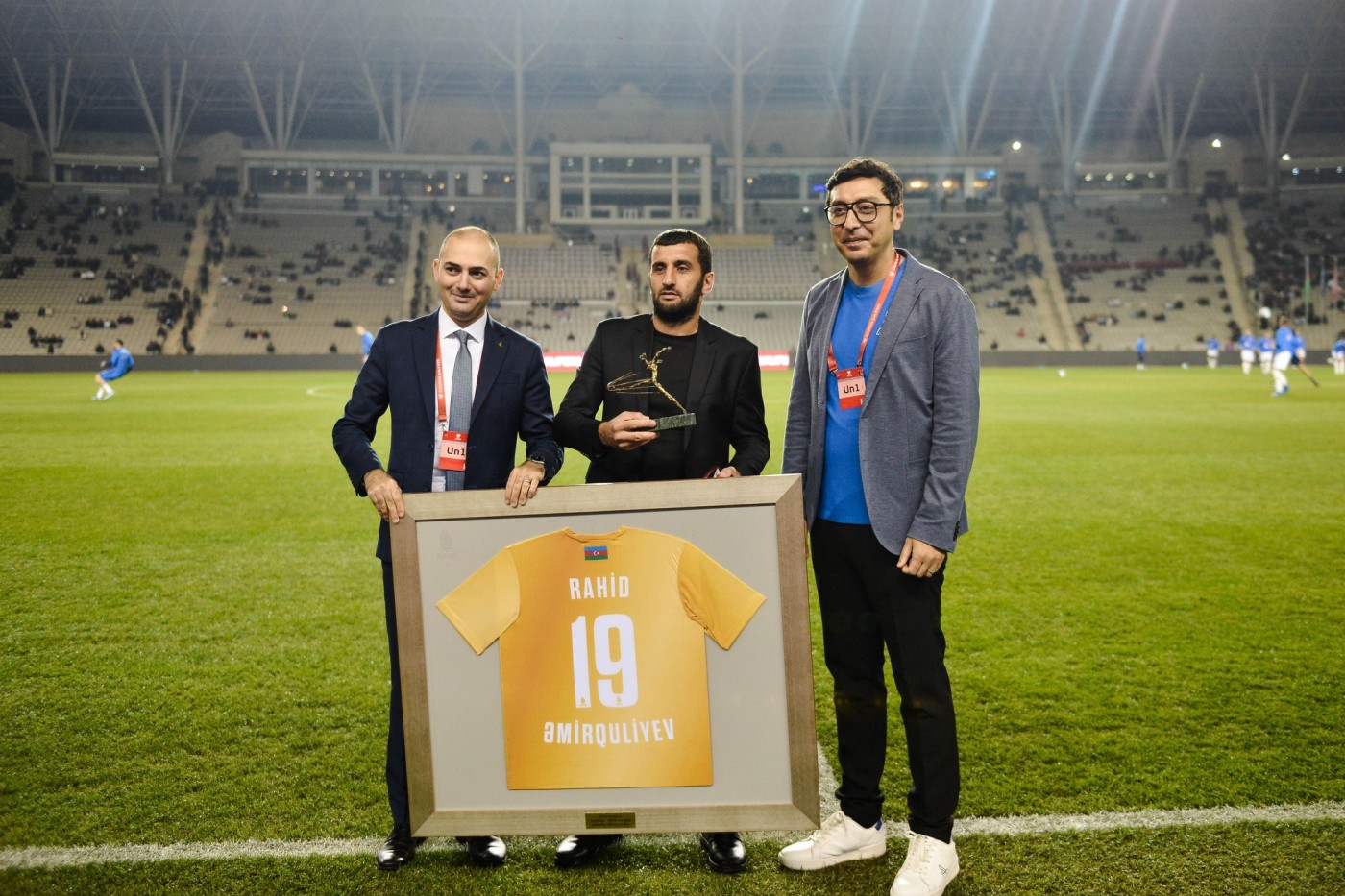 Karyeralarını bitirən futbolçular təltif edildilər - FOTOLAR