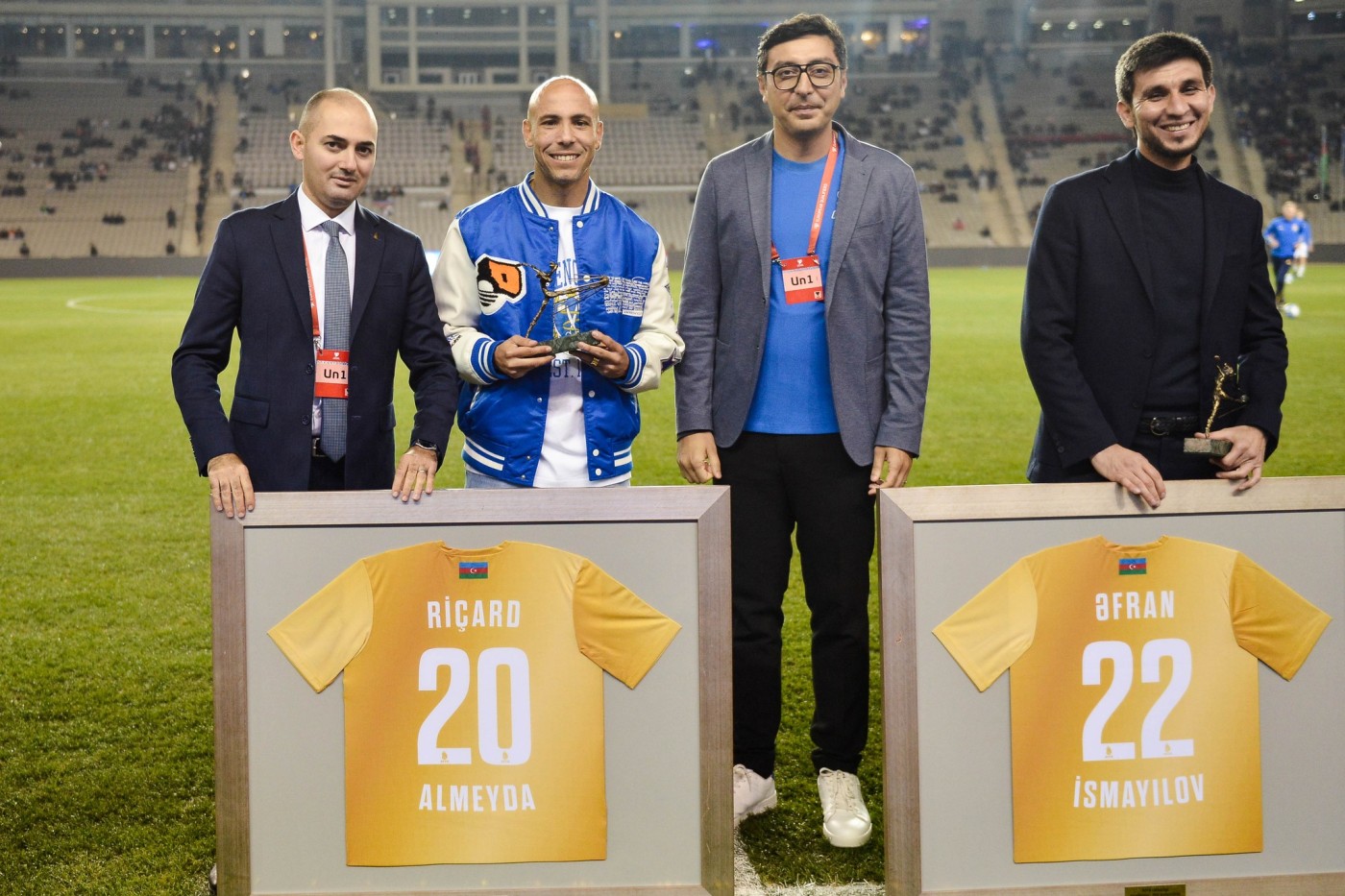 Karyeralarını bitirən futbolçular təltif edildilər - FOTOLAR