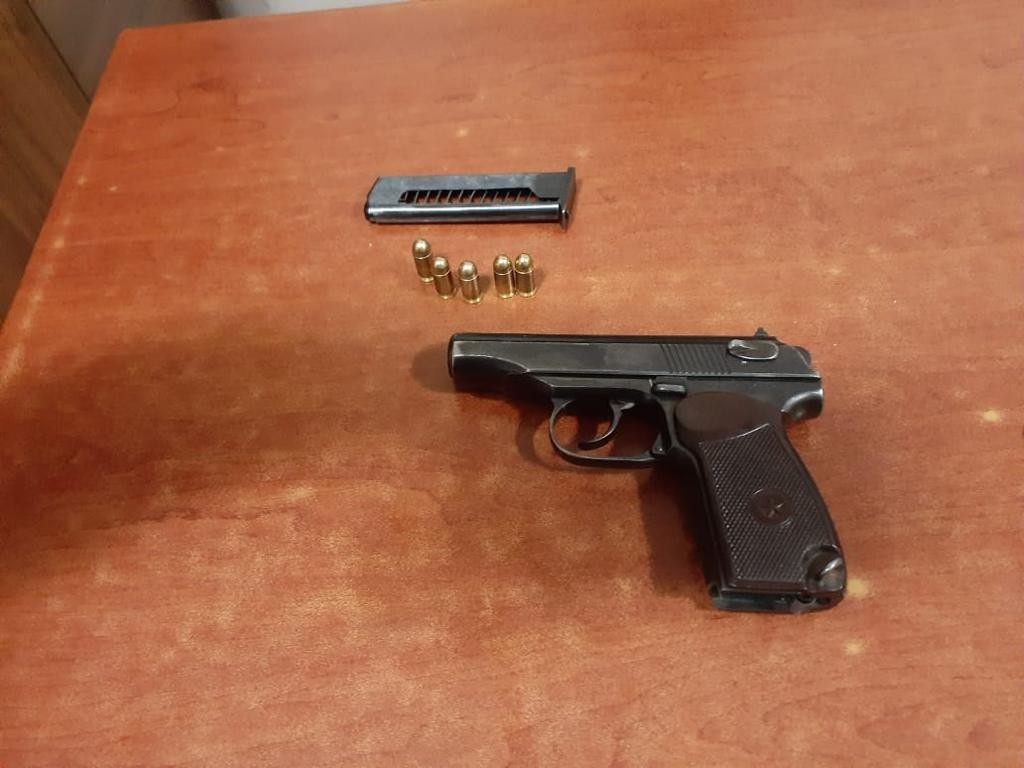 Axtarışda ola-ola tapança satmaq istədi - FOTO