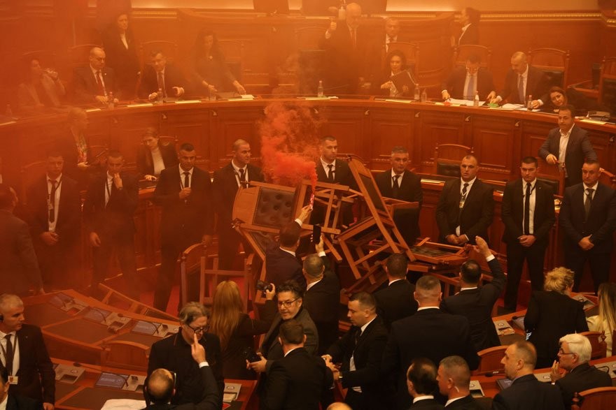 Deputatlar parlamentin iclasında tüstü bombaları atdılar - FOTO