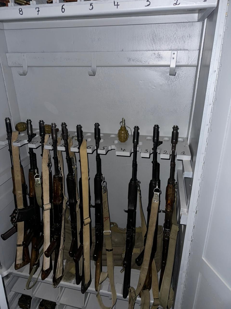 Xocalıda kitabxanadan silah-sursat tapıldı - FOTOLAR