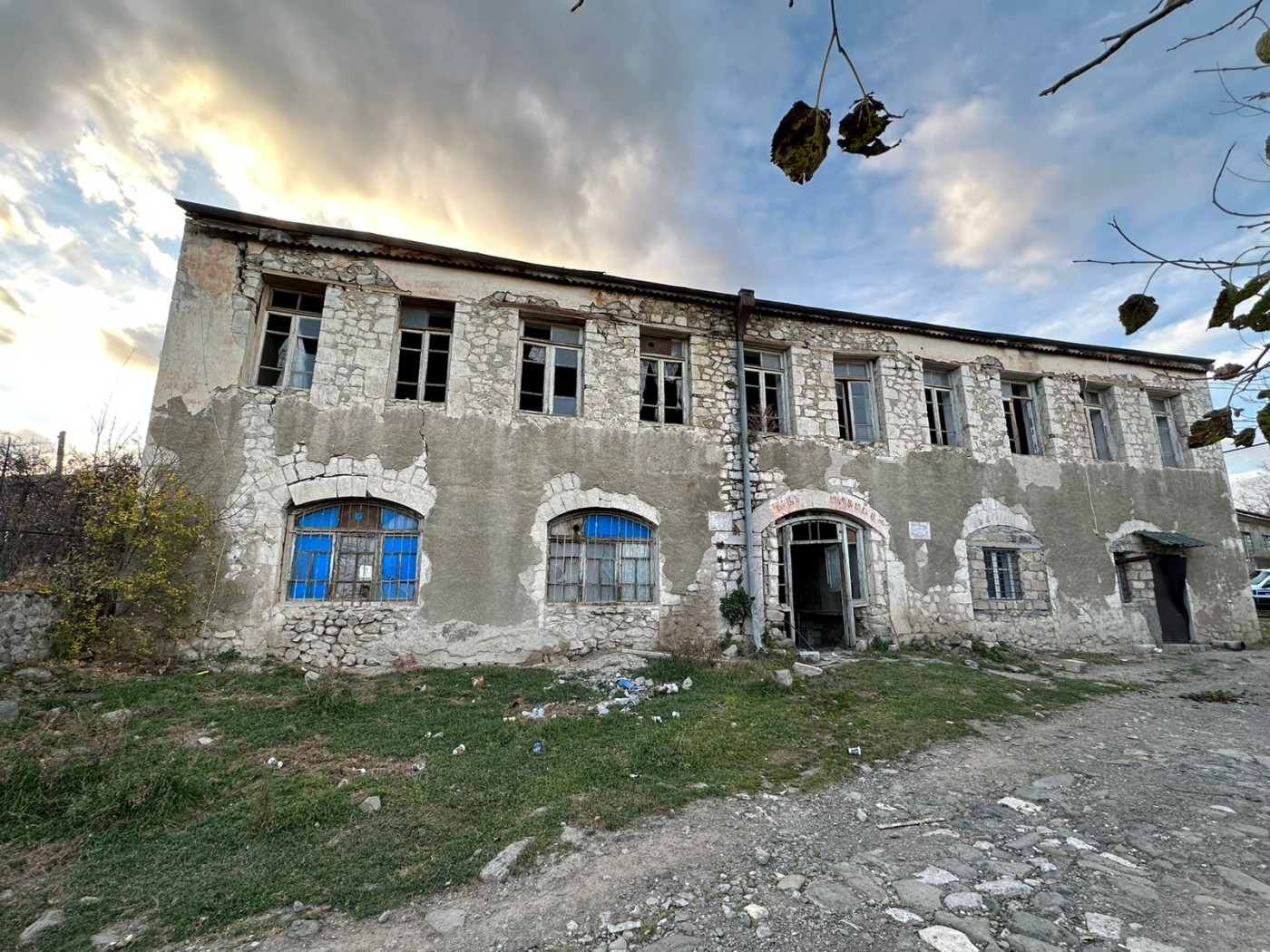 Xocalıda kitabxanadan silah-sursat tapıldı - FOTOLAR