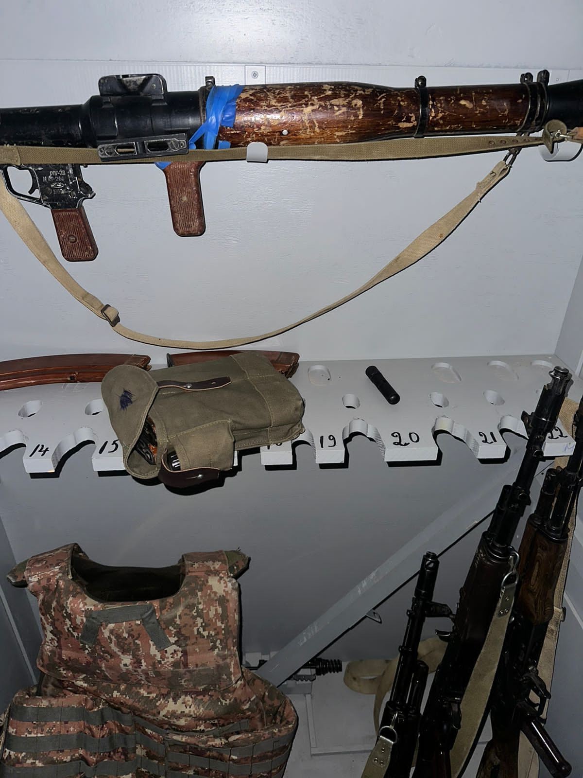 Xocalıda kitabxanadan silah-sursat tapıldı - FOTOLAR