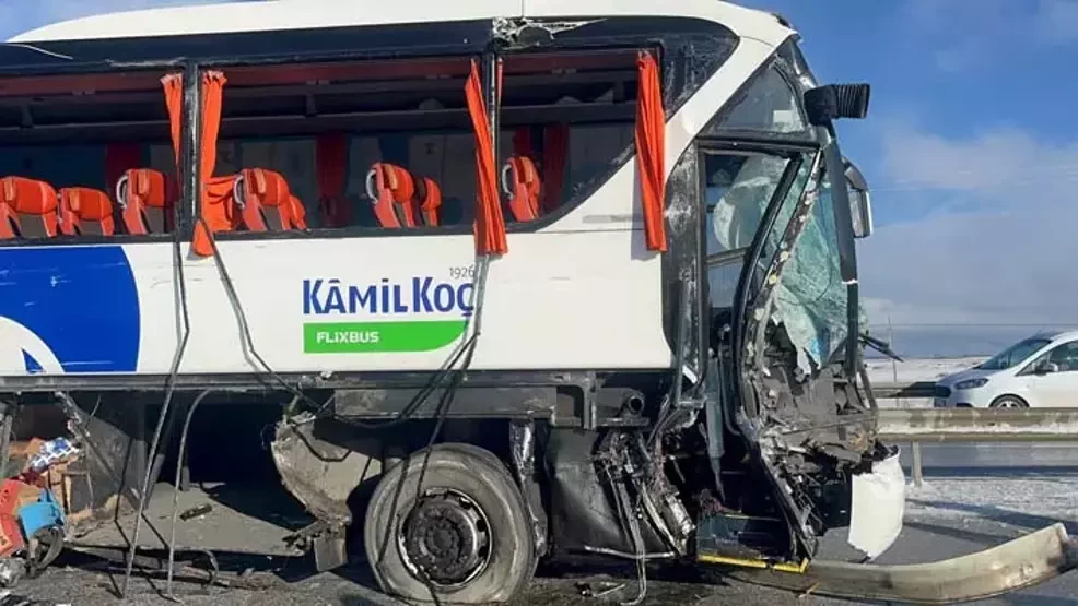 Türkiyədə sərnişin avtobusu TIR-la toqquşdu - Ölən və yaralılar var (FOTO)