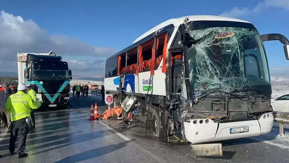 Türkiyədə sərnişin avtobusu TIR-la toqquşdu - Ölən və yaralılar var (FOTO)