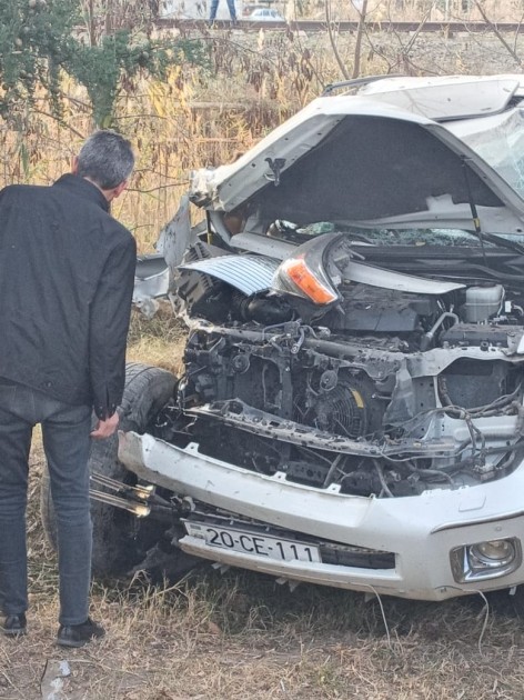 Bərdədə "Shacman" "Land Cruiser"lə toqquşdu - FOTOLAR
