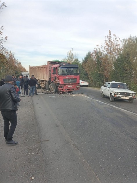 Bərdədə "Shacman" "Land Cruiser"lə toqquşdu - FOTOLAR