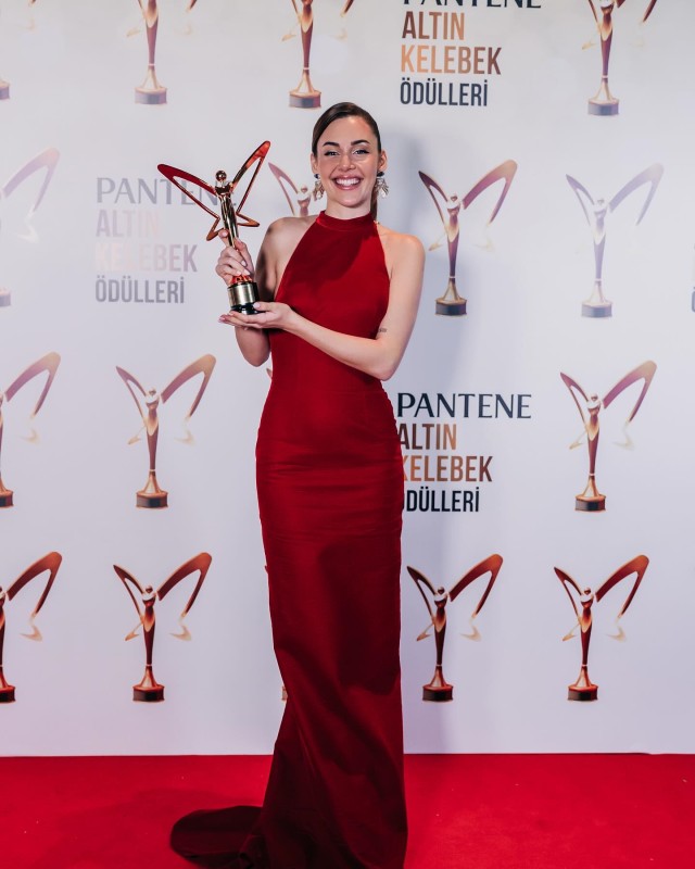 Türkiyəli ulduzlar qırmızı xalça üzərində göz qamaşdırdılar - FOTOLAR