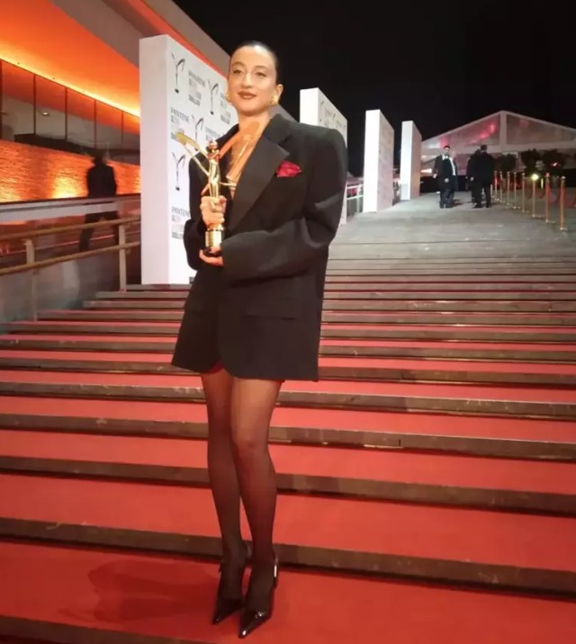 Türkiyəli ulduzlar qırmızı xalça üzərində göz qamaşdırdılar - FOTOLAR