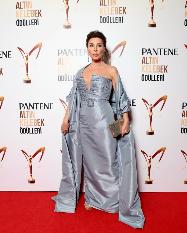 Türkiyəli ulduzlar qırmızı xalça üzərində göz qamaşdırdılar - FOTOLAR