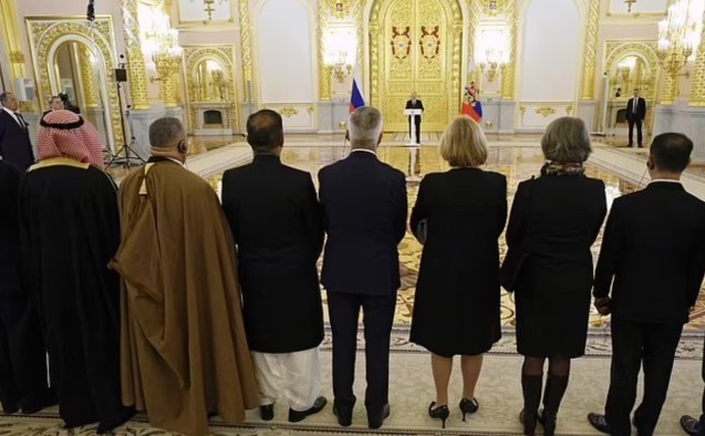 Putin yeni səfirləri ona yaxınlaşmağa qoymadı - FOTOLAR (VİDEO)