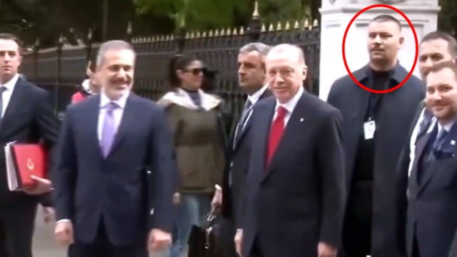 Ərdoğanın uzunboylu mühafizəçisi yunanların diqqətini çəkdi - FOTOLAR