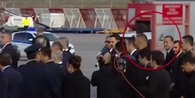 Ərdoğanın uzunboylu mühafizəçisi yunanların diqqətini çəkdi - FOTOLAR
