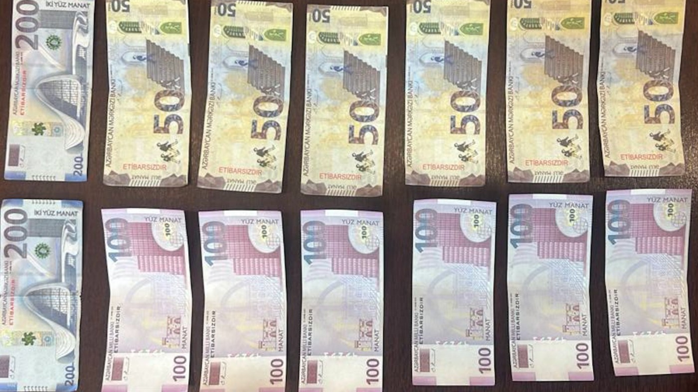 Taksiyə saxta əskinaslar verənlər ifşa edildi - VİDEO