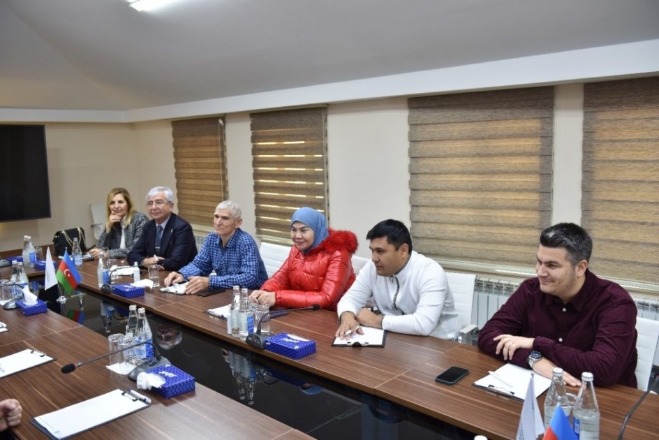 Əhməd İsmayılov mükafata layiq görülmüş şəxslərlə görüşdü - FOTO