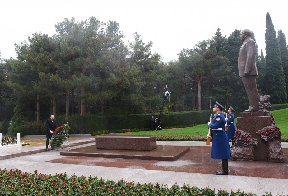 İlham Əliyev Ulu Öndər Heydər Əliyevin məzarını ziyarət etdi - FOTOLAR