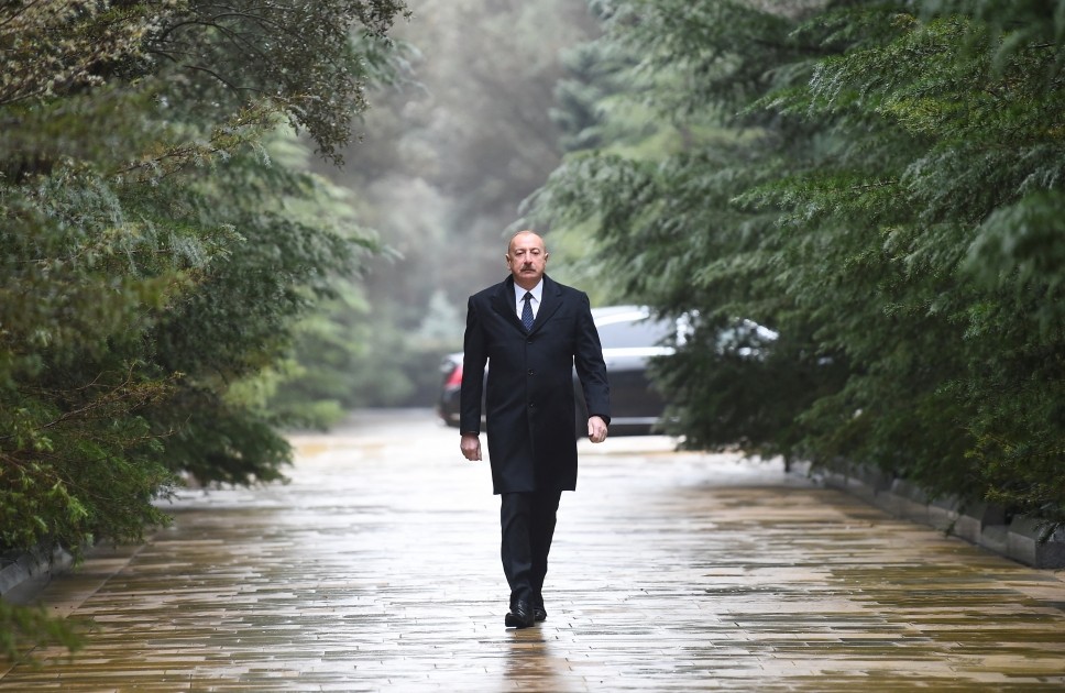 İlham Əliyev Ulu Öndər Heydər Əliyevin məzarını ziyarət etdi - FOTOLAR