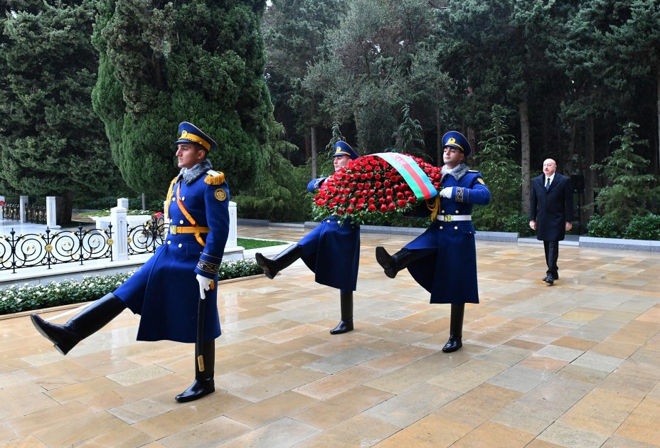 İlham Əliyev Ulu Öndər Heydər Əliyevin məzarını ziyarət etdi - FOTOLAR