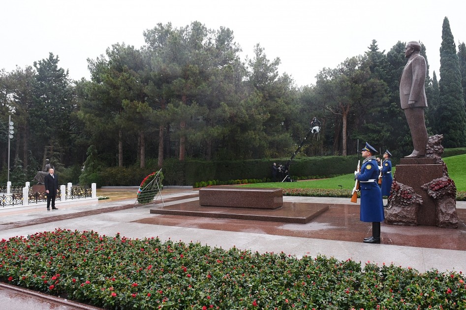 İlham Əliyev Ulu Öndər Heydər Əliyevin məzarını ziyarət etdi - FOTOLAR