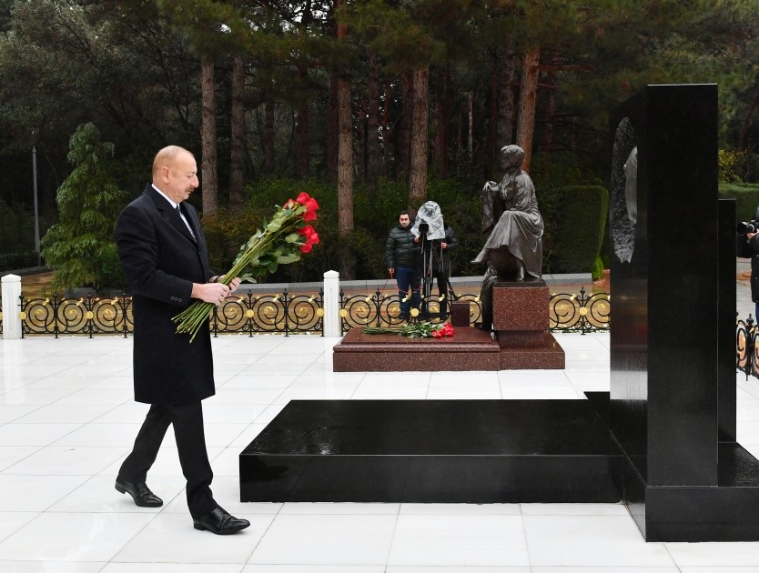 İlham Əliyev Ulu Öndər Heydər Əliyevin məzarını ziyarət etdi - FOTOLAR
