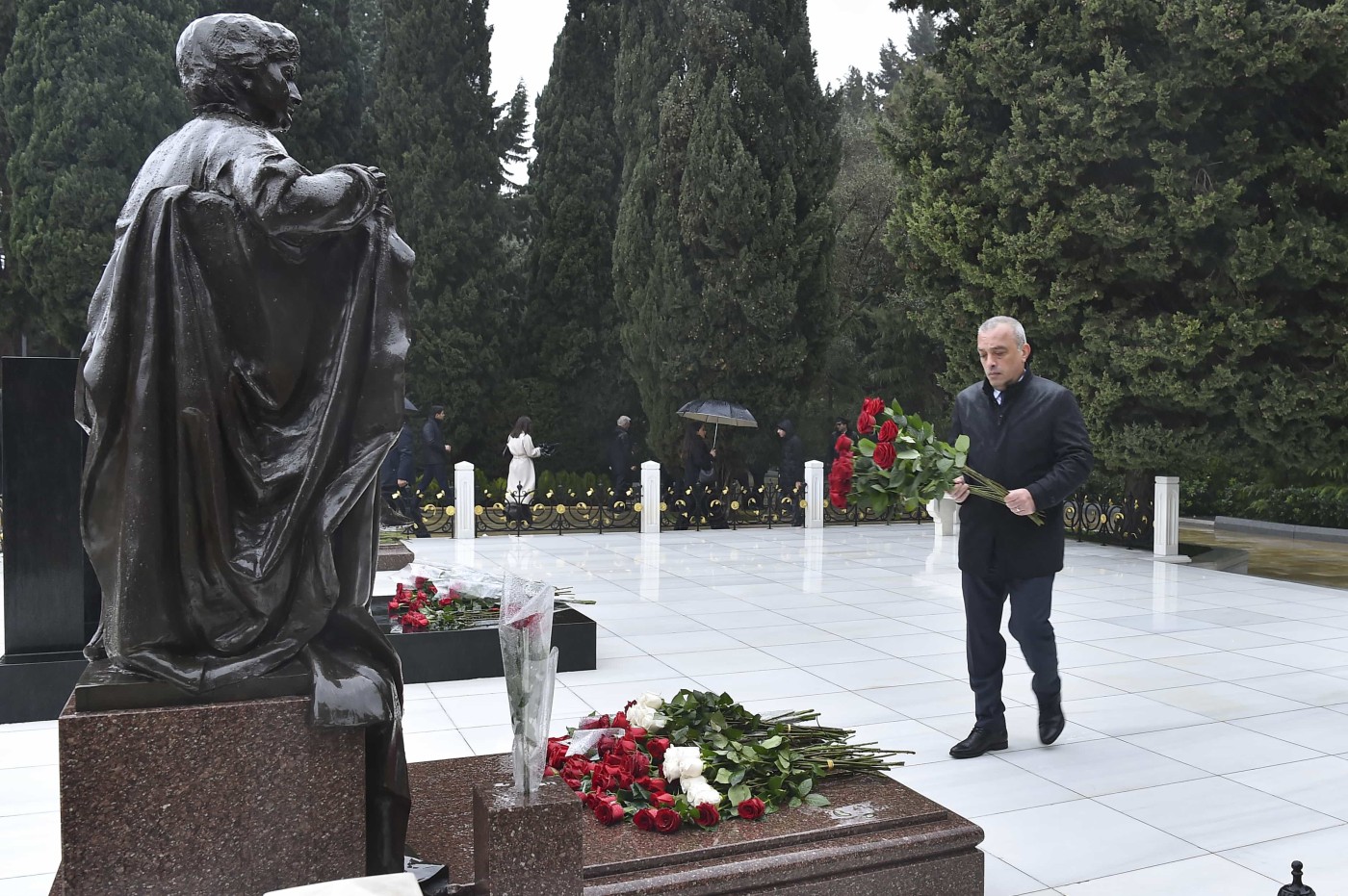 Dövlət Su Ehtiyatları Agentliyinin kollektivi Fəxri Xiyabanı ziyarət edib  - FOTOLAR