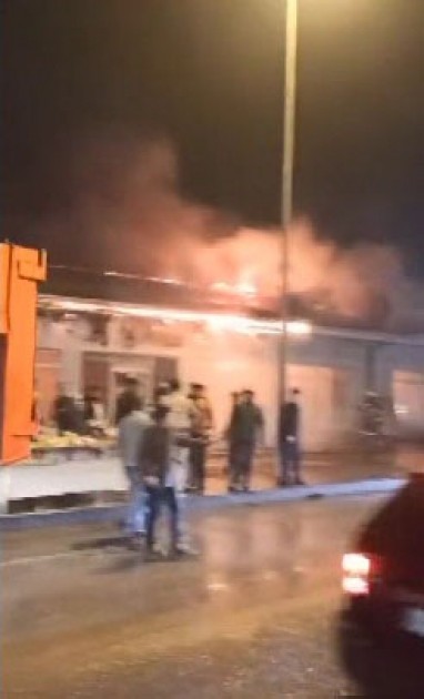 Sabirabadda yol kənarındakı ticarət obyektləri yanır - FOTOLAR